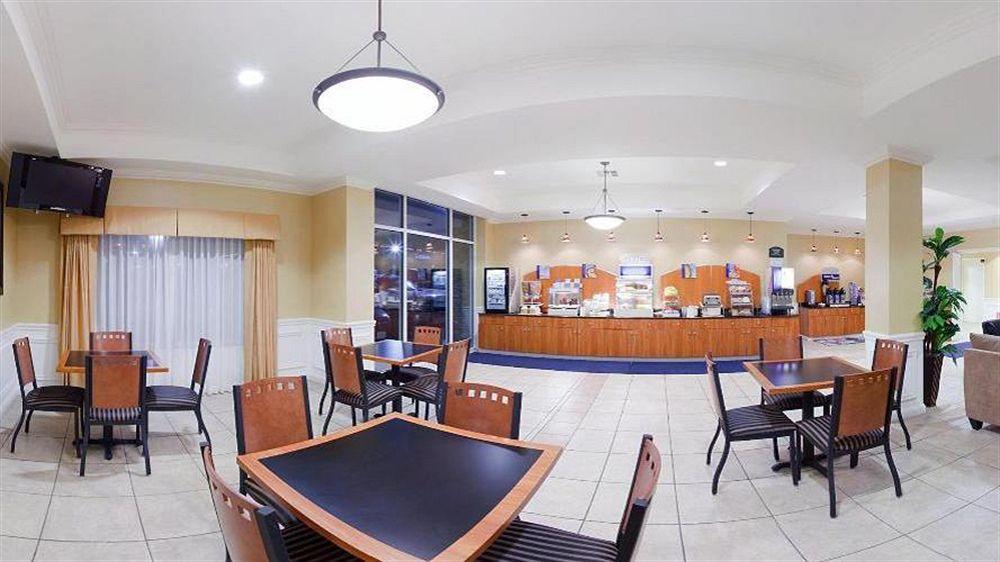 Holiday Inn Express Hotel & Suites Wichita Airport By Ihg エクステリア 写真